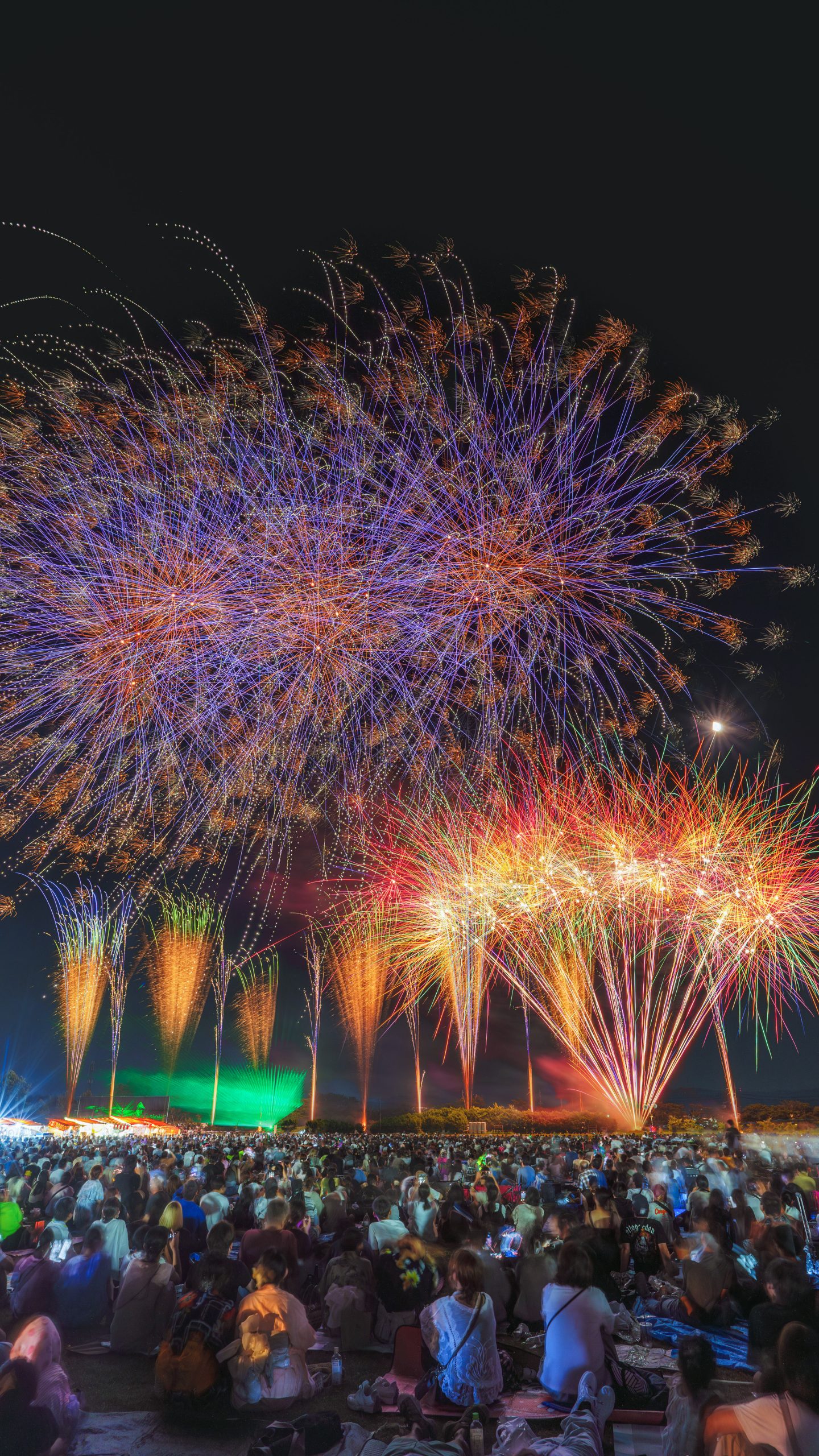 シリーズ6_青とオレンジと緑の花火(三重県津市・久居花火大会)