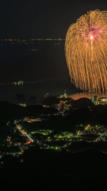 無料壁紙 朝熊山頂展望台から眺める九鬼水軍大花火の正三尺玉と鳥羽の町並み。PCとデスクトップ壁紙に最適な4K高画質の無料壁紙。三重県伊勢市の伊勢志摩スカイラインで撮影したフリー写真素材