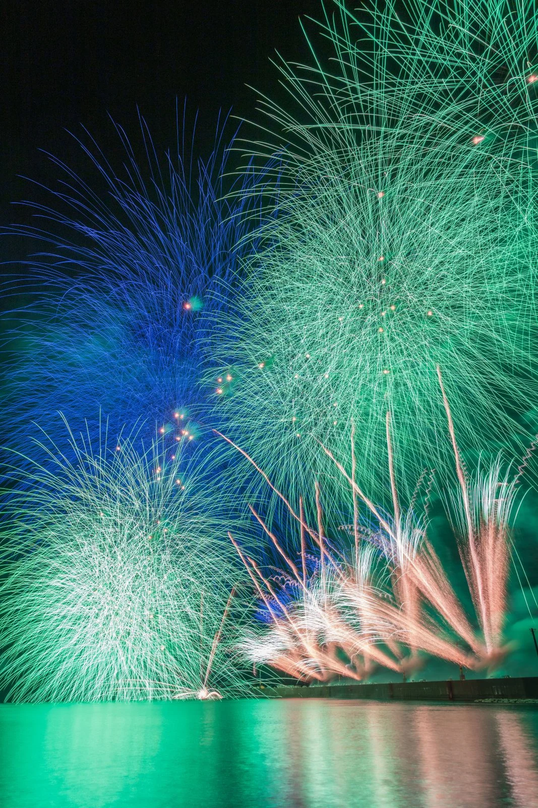 無料スマホ壁紙 追悼スターマイン。AndroidとiPhoneに対応した4K高画質の無料待ち受け画像。三重県紀北町のきほく燈籠祭で撮影したフリー写真素材