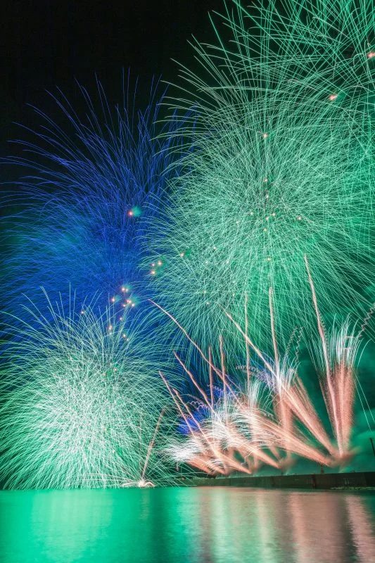 無料スマホ壁紙 追悼スターマイン。AndroidとiPhoneに対応した4K高画質の無料待ち受け画像。三重県紀北町のきほく燈籠祭で撮影したフリー写真素材