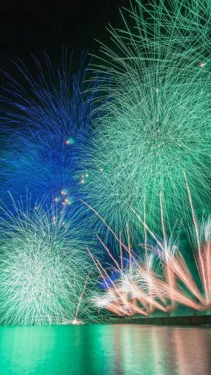 無料スマホ壁紙 追悼スターマイン。AndroidとiPhoneに対応した4K高画質の無料待ち受け画像。三重県紀北町のきほく燈籠祭で撮影したフリー写真素材