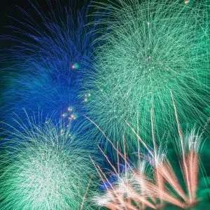 無料スマホ壁紙 追悼スターマイン。AndroidとiPhoneに対応した4K高画質の無料待ち受け画像。三重県紀北町のきほく燈籠祭で撮影したフリー写真素材