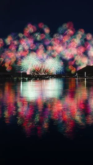 無料スマホ壁紙 2025年版の彩色千輪菊。AndroidとiPhoneに対応した4K高画質の無料待ち受け画像。三重県紀北町のきほく燈籠祭で撮影したフリー写真素材