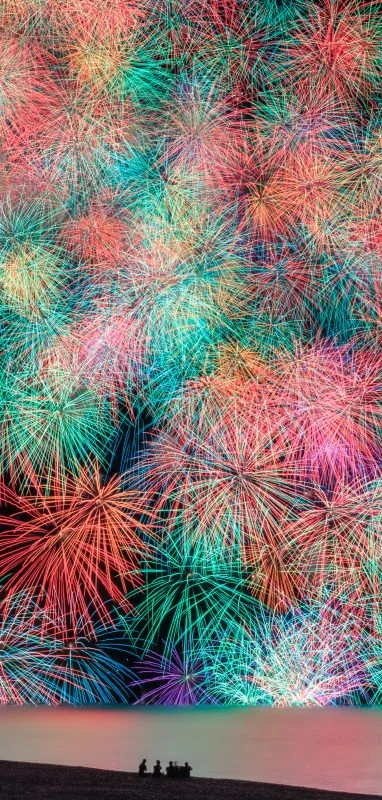 無料スマホ壁紙 夜空を彩る花火。AndroidとiPhoneに対応した4K高画質の無料待ち受け画像。三重県熊野市の熊野大花火大会で撮影したフリー写真素材