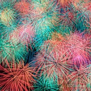 無料スマホ壁紙 夜空を彩る花火。AndroidとiPhoneに対応した4K高画質の無料待ち受け画像。三重県熊野市の熊野大花火大会で撮影したフリー写真素材