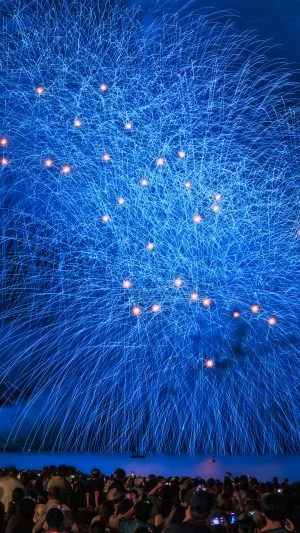 無料スマホ壁紙 2024年の鬼ヶ城大仕掛け（青色）。AndroidとiPhoneに対応した4K高画質の無料待ち受け画像。三重県熊野市の熊野大花火大会で撮影したフリー写真素材