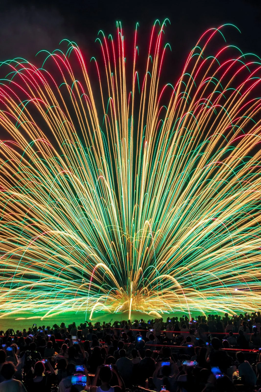 無料スマホ壁紙 大迫力の三尺玉海上自爆。AndroidとiPhoneに対応した4K高画質の無料待ち受け画像。三重県熊野市の熊野大花火大会で撮影したフリー写真素材