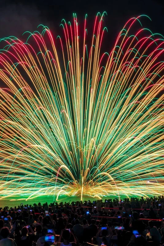 無料スマホ壁紙 大迫力の三尺玉海上自爆。AndroidとiPhoneに対応した4K高画質の無料待ち受け画像。三重県熊野市の熊野大花火大会で撮影したフリー写真素材