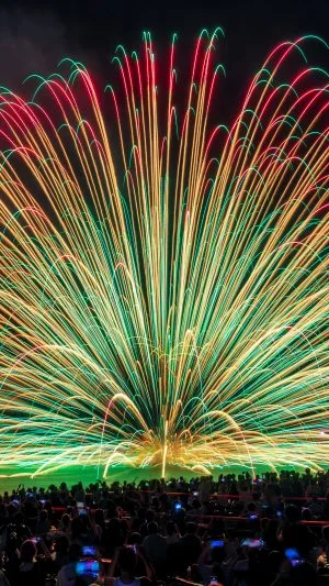 無料スマホ壁紙 大迫力の三尺玉海上自爆。AndroidとiPhoneに対応した4K高画質の無料待ち受け画像。三重県熊野市の熊野大花火大会で撮影したフリー写真素材