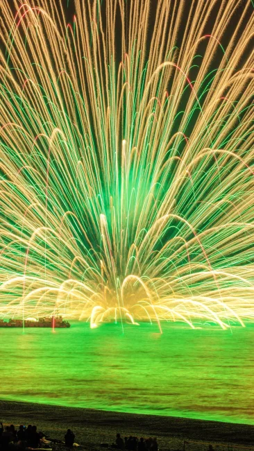 無料壁紙 2026年の三尺玉海上自爆。PCとデスクトップ壁紙に最適な4K高画質の無料壁紙。三重県熊野市の熊野大花火大会で撮影したフリー写真素材