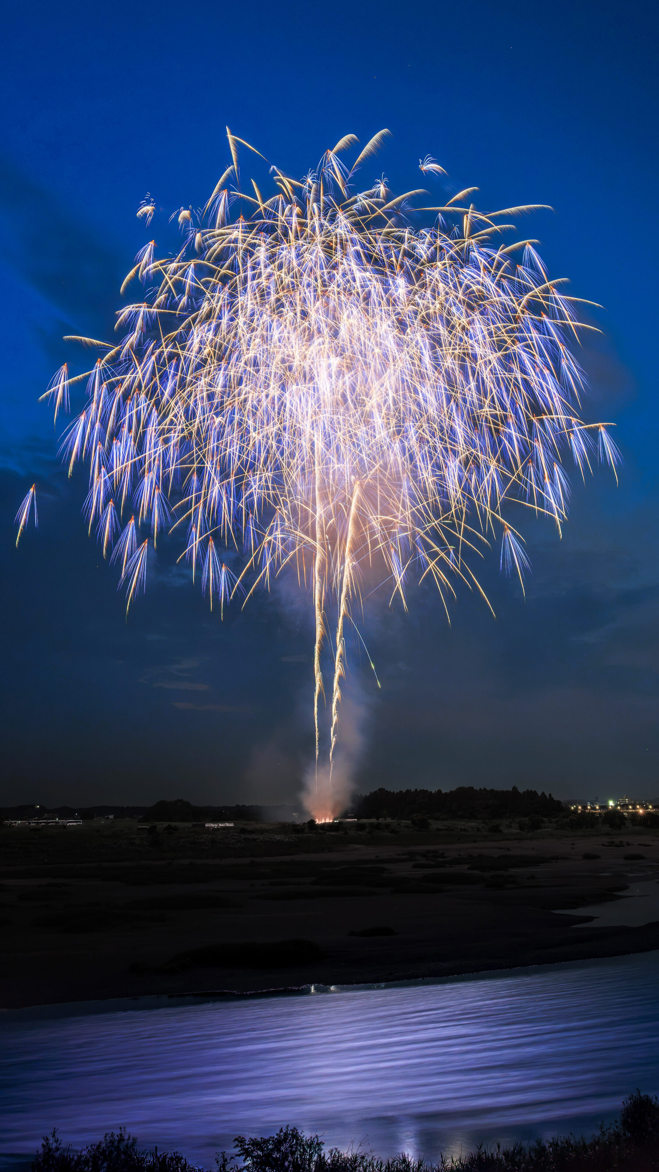 無料スマホ壁紙 夜空に輝く青色の花火。AndroidとiPhoneに対応した4K高画質の無料待ち受け画像。三重県伊勢市の伊勢神宮奉納全国花火競技大会(宮川花火)で撮影したフリー写真素材