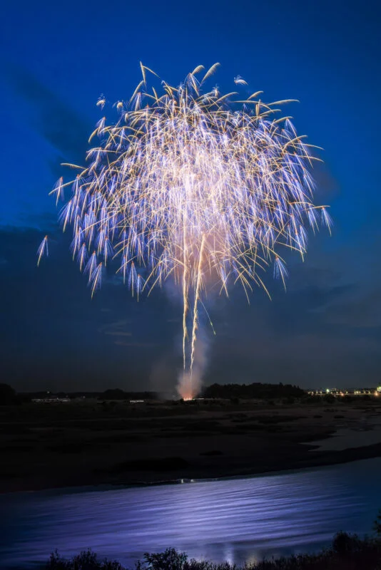 無料スマホ壁紙 夜空に輝く青色の花火。AndroidとiPhoneに対応した4K高画質の無料待ち受け画像。三重県伊勢市の伊勢神宮奉納全国花火競技大会（宮川花火）で撮影したフリー写真素材