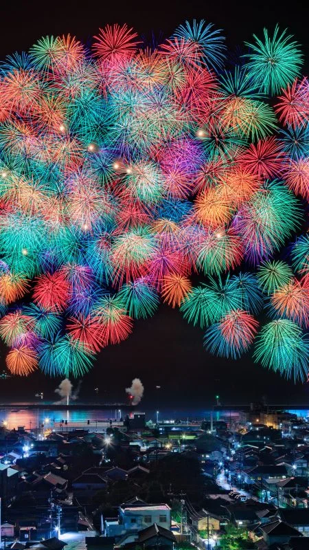 無料スマホ壁紙 虹色の花火と夜景。AndroidとiPhoneに対応した4K高画質の無料待ち受け画像。三重県尾鷲市のおわせ港まつりで撮影したフリー写真素材