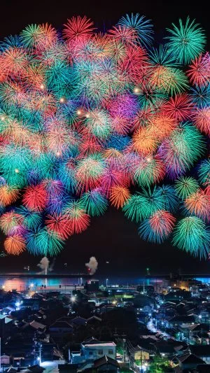 無料スマホ壁紙 虹色の花火と夜景。AndroidとiPhoneに対応した4K高画質の無料待ち受け画像。三重県尾鷲市のおわせ港まつりで撮影したフリー写真素材