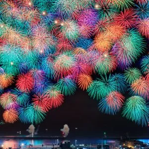 無料スマホ壁紙 虹色の花火と夜景。AndroidとiPhoneに対応した4K高画質の無料待ち受け画像。三重県尾鷲市のおわせ港まつりで撮影したフリー写真素材