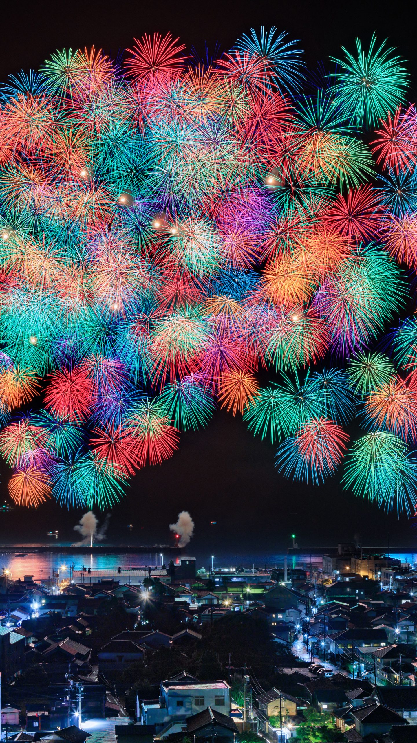 虹色の花火と夜景(三重県尾鷲市・おわせ港まつり)