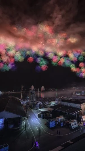 無料スマホ壁紙 漁港から眺める彩色千輪菊【2024年版】。AndroidとiPhoneに対応した4K高画質の無料待ち受け画像。三重県紀北町のおわせ港まつりで撮影したフリー写真素材