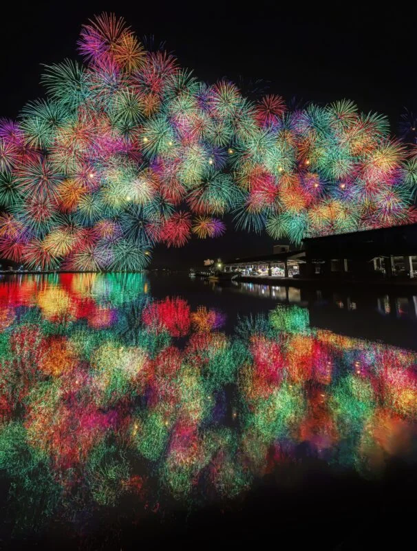 無料スマホ壁紙 アーチを描く虹色の花火。AndroidとiPhoneに対応した4K高画質の無料待ち受け画像。三重県尾鷲市のおわせ港まつりで撮影したフリー写真素材