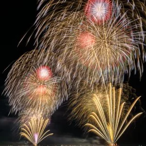 無料スマホ壁紙 鮮やかな連発花火。AndroidとiPhoneに対応した4K高画質の無料待ち受け画像。三重県鈴鹿市の鈴鹿げんき花火大会で撮影したフリー写真素材