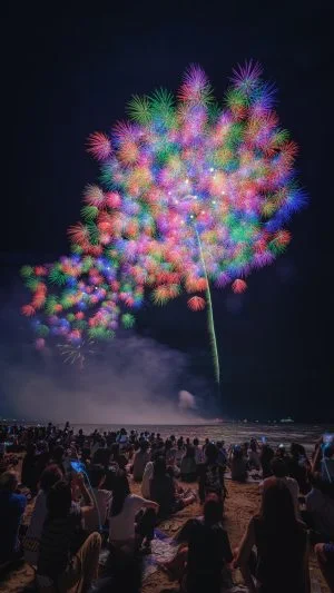 無料スマホ壁紙 2023年の彩色千輪菊。AndroidとiPhoneに対応した4K高画質の無料待ち受け画像。三重県鈴鹿市の鈴鹿げんき花火大会で撮影したフリー写真素材