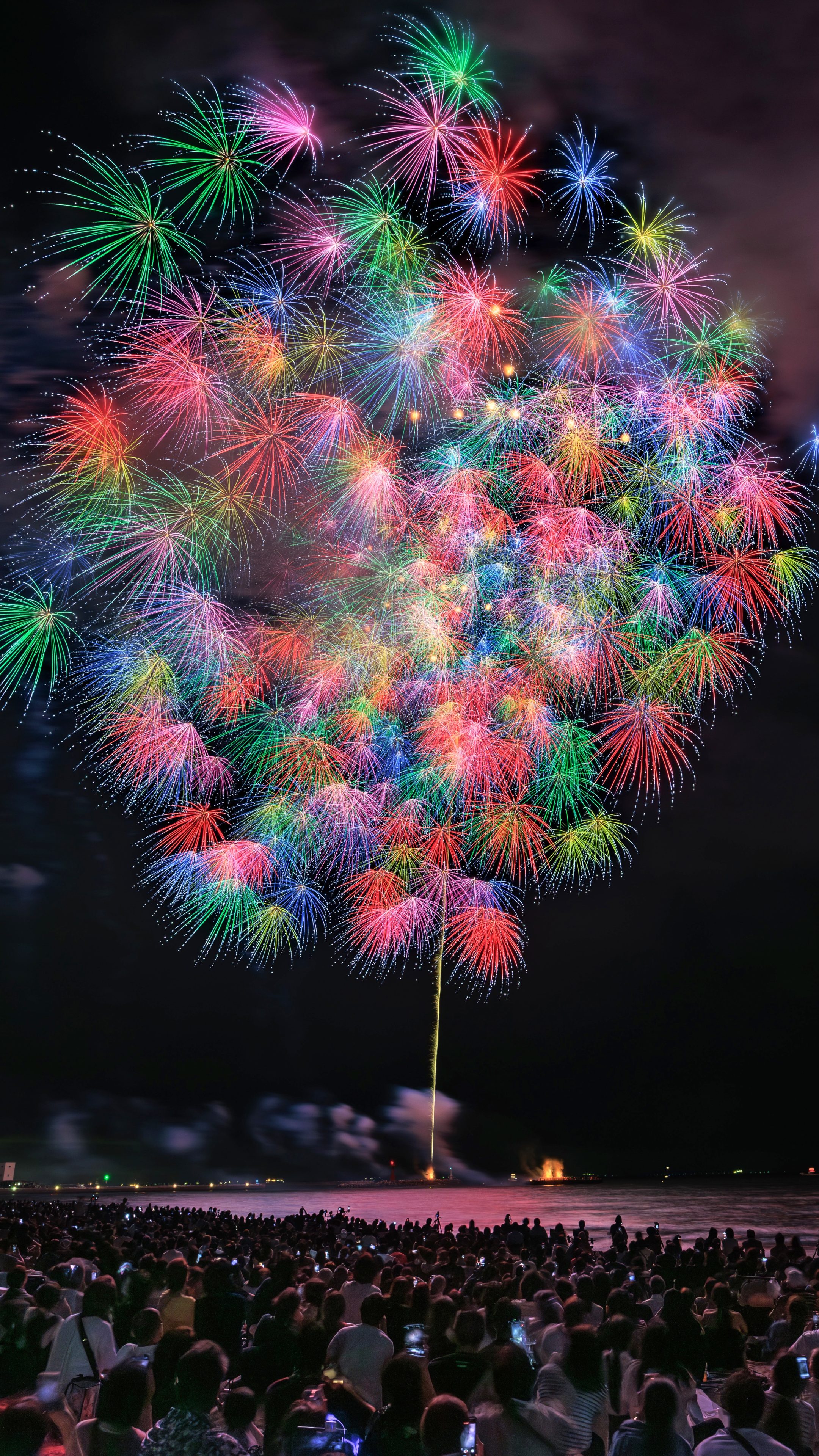無料スマホ壁紙 夜空を虹色に飾る花火。AndroidとiPhoneに対応した4K高画質の無料待ち受け画像。三重県鈴鹿市の鈴鹿げんき花火大会で撮影したフリー写真素材