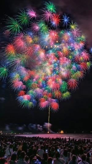 無料スマホ壁紙 夜空を虹色に飾る花火。AndroidとiPhoneに対応した4K高画質の無料待ち受け画像。三重県鈴鹿市の鈴鹿げんき花火大会で撮影したフリー写真素材