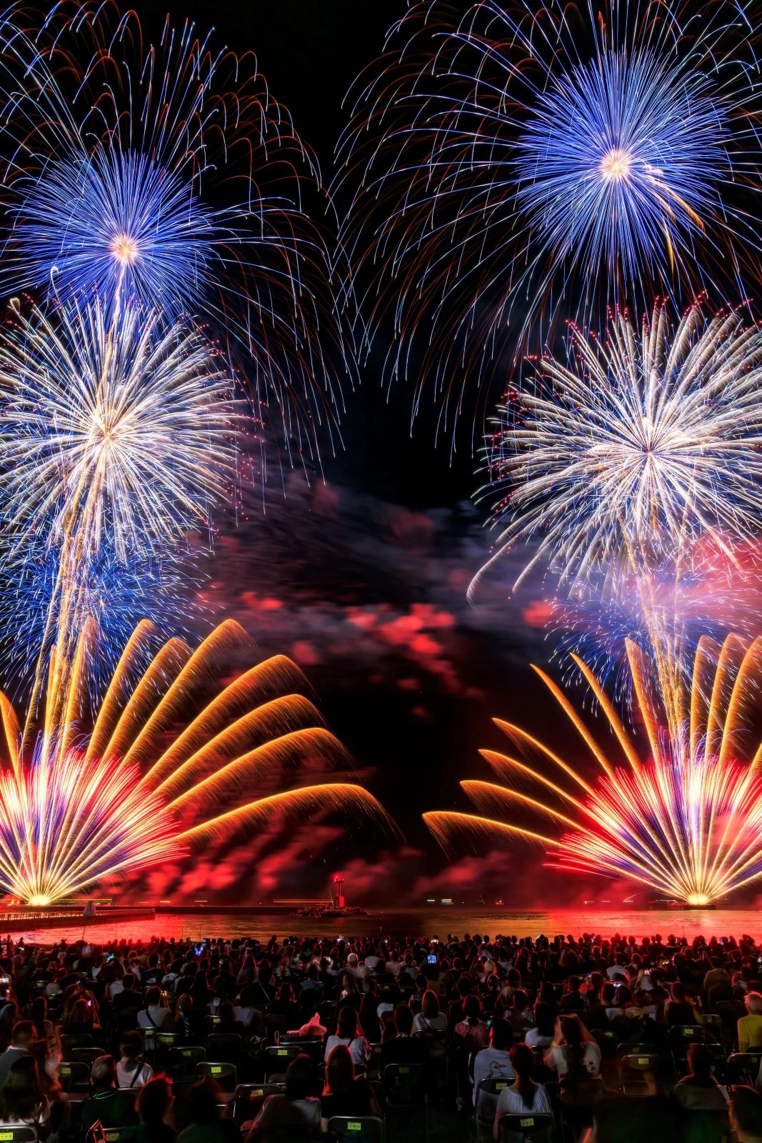 無料スマホ壁紙 青のスターマイン。AndroidとiPhoneに対応した4K高画質の無料待ち受け画像。三重県鈴鹿市の鈴鹿げんき花火大会で撮影したフリー写真素材