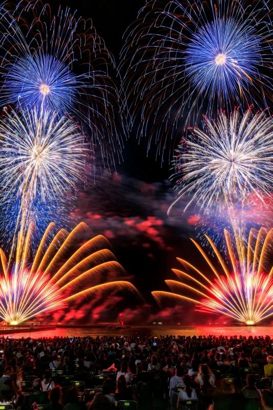 無料スマホ壁紙 青のスターマイン。AndroidとiPhoneに対応した4K高画質の無料待ち受け画像。三重県鈴鹿市の鈴鹿げんき花火大会で撮影したフリー写真素材