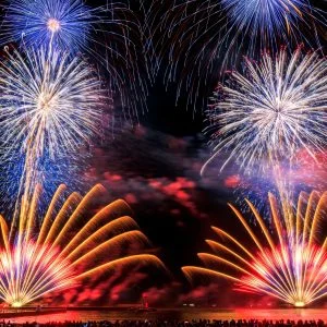 無料スマホ壁紙 青のスターマイン。AndroidとiPhoneに対応した4K高画質の無料待ち受け画像。三重県鈴鹿市の鈴鹿げんき花火大会で撮影したフリー写真素材