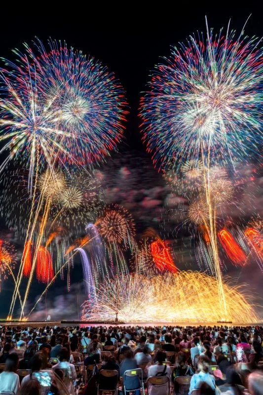 無料スマホ壁紙 これぞ喧嘩花火。AndroidとiPhoneに対応した4K高画質の無料待ち受け画像。三重県鈴鹿市の鈴鹿げんき花火大会で撮影したフリー写真素材