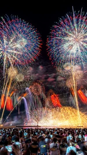 無料スマホ壁紙 これぞ喧嘩花火。AndroidとiPhoneに対応した4K高画質の無料待ち受け画像。三重県鈴鹿市の鈴鹿げんき花火大会で撮影したフリー写真素材
