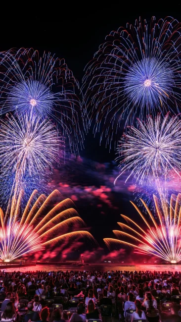 無料壁紙 青のスターマイン。PCとデスクトップ壁紙に最適な4K高画質の無料壁紙。三重県鈴鹿市の鈴鹿げんき花火大会で撮影したフリー写真素材