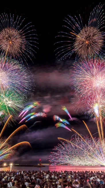 無料壁紙 大迫力の喧嘩花火。PCとデスクトップ壁紙に最適な4K高画質の無料壁紙。三重県鈴鹿市の鈴鹿げんき花火大会で撮影したフリー写真素材