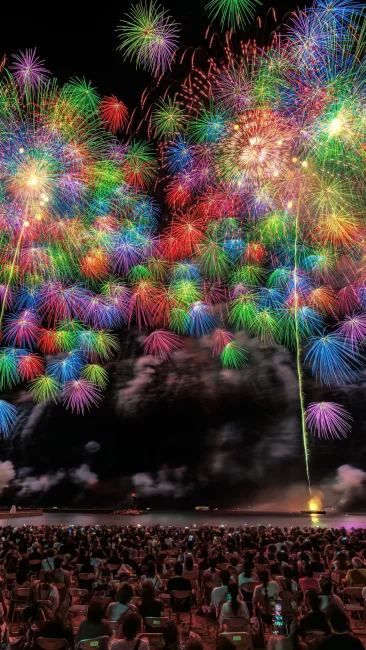 無料壁紙 2025年の彩色千輪菊。PCとデスクトップ壁紙に最適な4K高画質の無料壁紙。三重県鈴鹿市の鈴鹿げんき花火大会で撮影したフリー写真素材