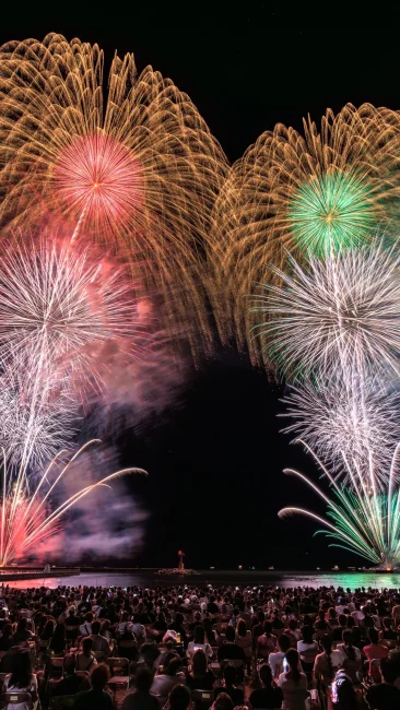 無料壁紙 クリスマスカラーの花火。PCとデスクトップ壁紙に最適な4K高画質の無料壁紙。三重県鈴鹿市の鈴鹿げんき花火大会で撮影したフリー写真素材