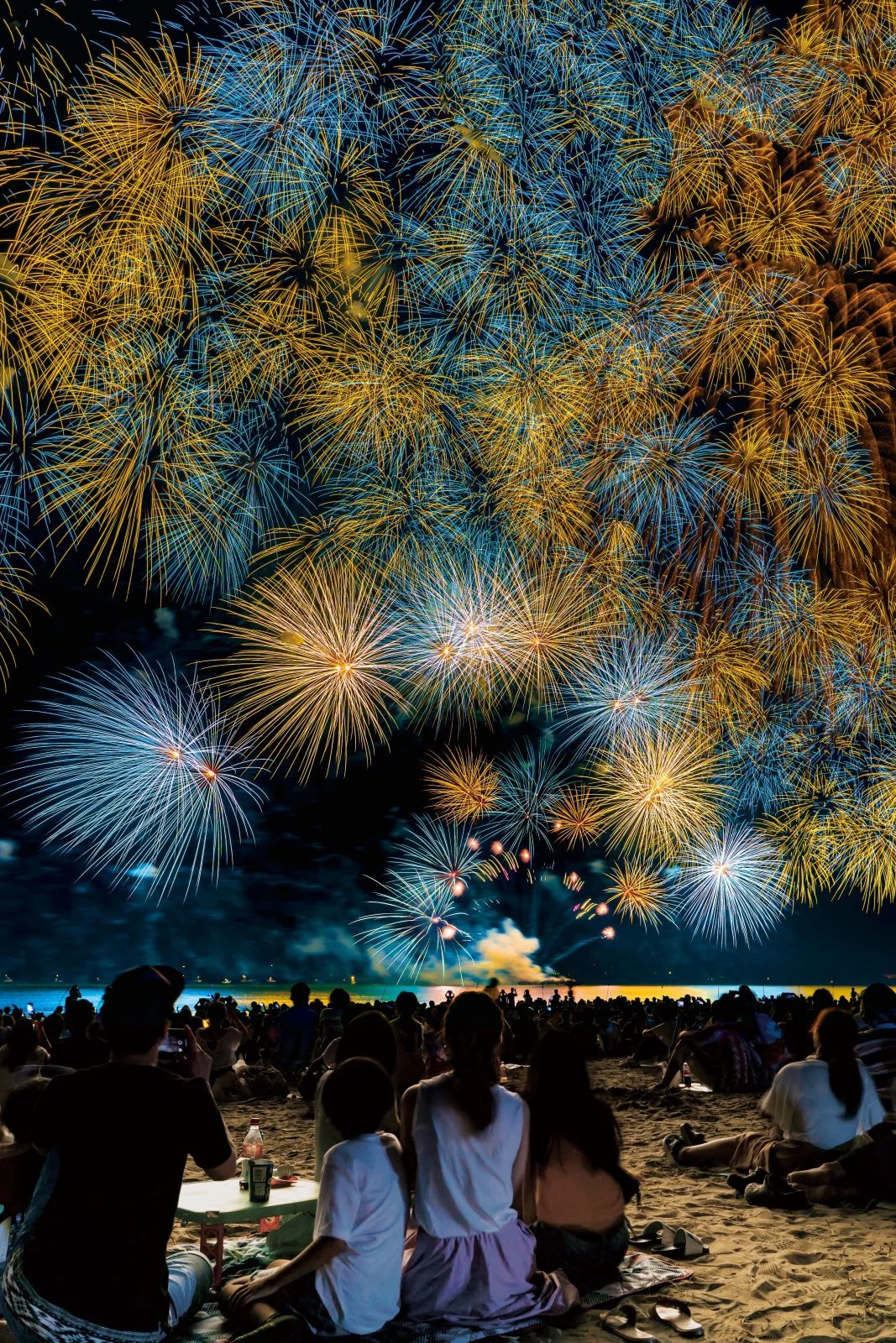 無料スマホ壁紙 2019年の彩色千輪。AndroidとiPhoneに対応した4K高画質の無料待ち受け画像。三重県津市の津花火大会で撮影したフリー写真素材