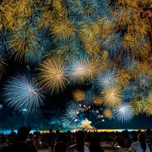 無料スマホ壁紙 2019年の彩色千輪。AndroidとiPhoneに対応した4K高画質の無料待ち受け画像。三重県津市の津花火大会で撮影したフリー写真素材