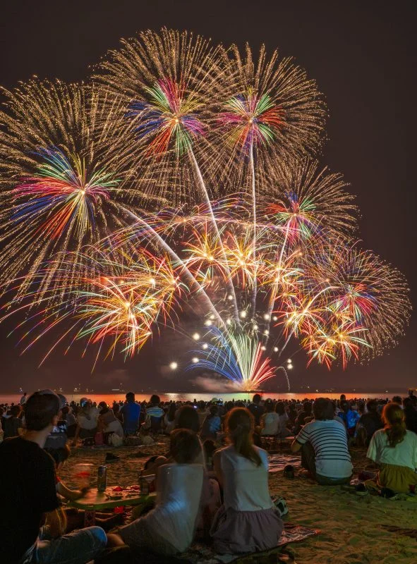 無料スマホ壁紙 虹色スターマイン。AndroidとiPhoneに対応した4K高画質の無料待ち受け画像。三重県津市の津花火大会で撮影したフリー写真素材