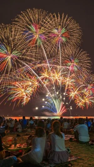 無料スマホ壁紙 虹色スターマイン。AndroidとiPhoneに対応した4K高画質の無料待ち受け画像。三重県津市の津花火大会で撮影したフリー写真素材