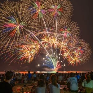 無料スマホ壁紙 虹色スターマイン。AndroidとiPhoneに対応した4K高画質の無料待ち受け画像。三重県津市の津花火大会で撮影したフリー写真素材