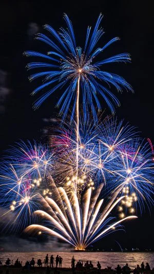 無料スマホ壁紙 藍色スターマイン。AndroidとiPhoneに対応した4K高画質の無料待ち受け画像。三重県津市の津花火大会で撮影したフリー写真素材