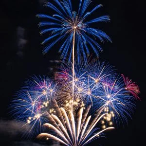 無料スマホ壁紙 藍色スターマイン。AndroidとiPhoneに対応した4K高画質の無料待ち受け画像。三重県津市の津花火大会で撮影したフリー写真素材