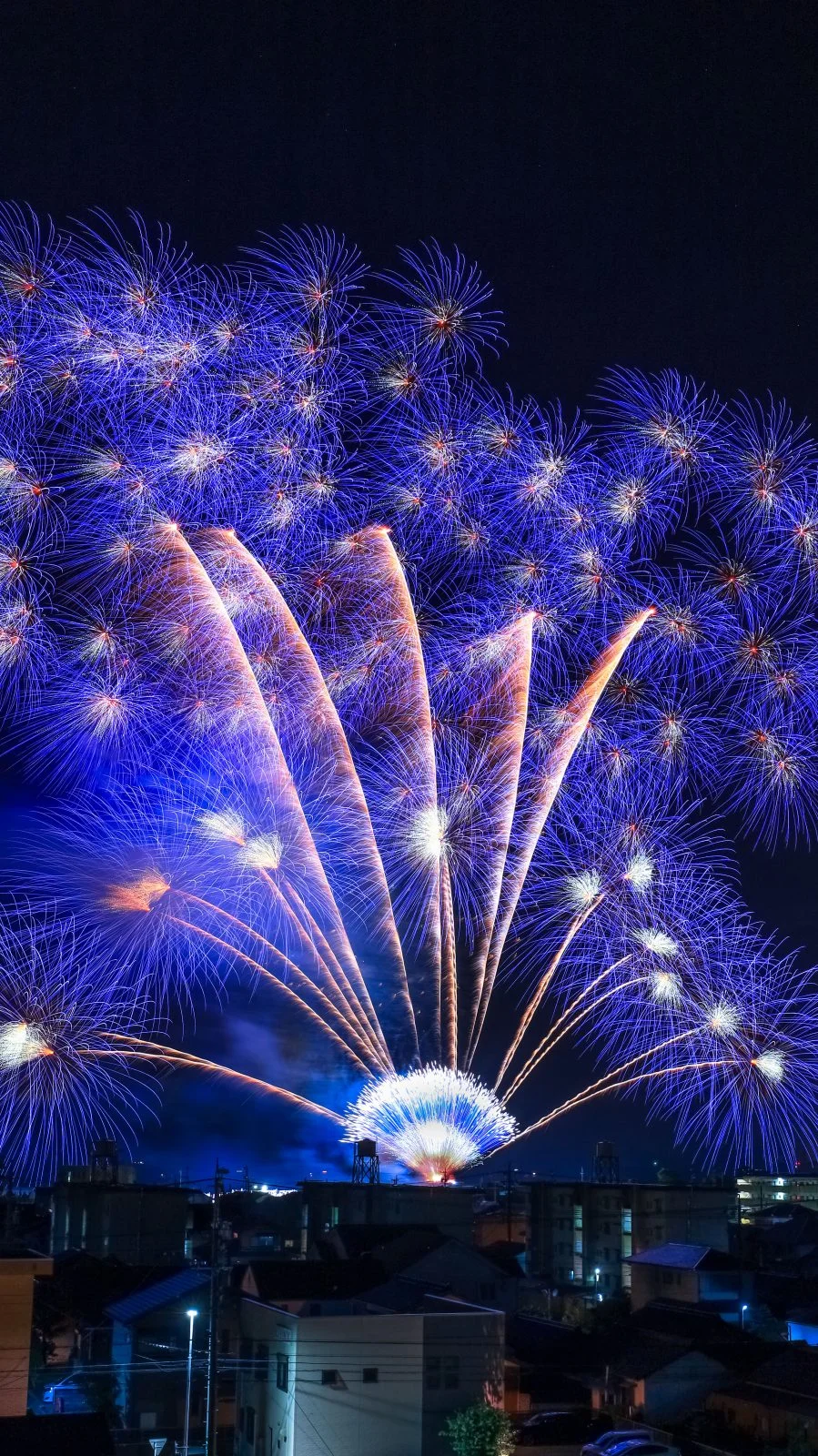 無料スマホ壁紙 全部、青い。AndroidとiPhoneに対応した4K高画質の無料待ち受け画像。三重県津市の津花火大会で撮影したフリー写真素材