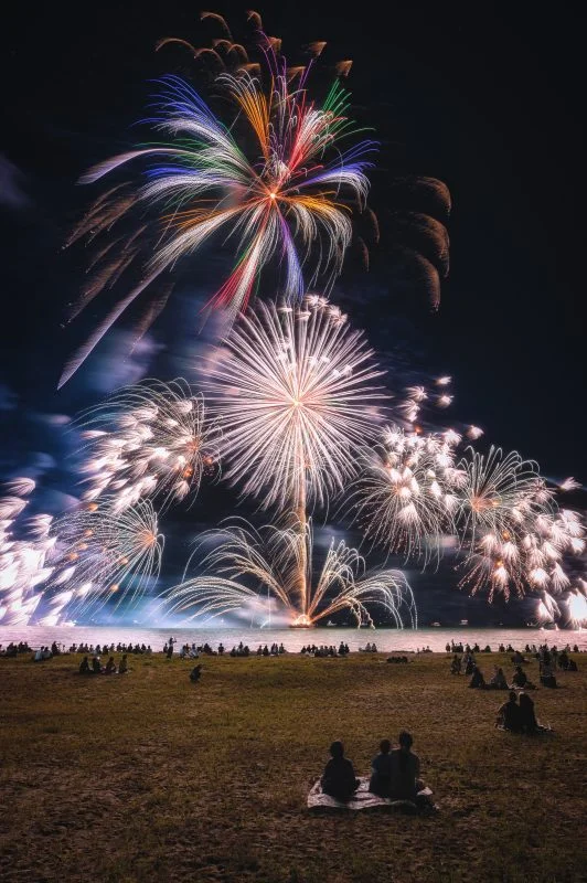 無料スマホ壁紙 港町イルミネーション_縦N。AndroidとiPhoneに対応した4K高画質の無料待ち受け画像。三重県津市の津花火大会で撮影したフリー写真素材