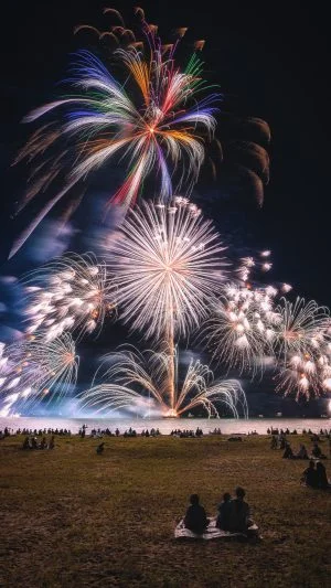 無料スマホ壁紙 港町イルミネーション_縦N。AndroidとiPhoneに対応した4K高画質の無料待ち受け画像。三重県津市の津花火大会で撮影したフリー写真素材