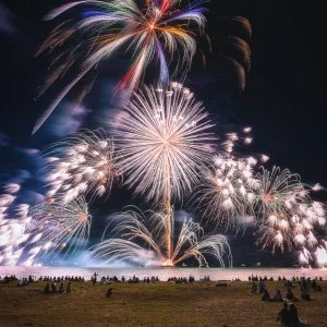 無料スマホ壁紙 港町イルミネーション_縦N。AndroidとiPhoneに対応した4K高画質の無料待ち受け画像。三重県津市の津花火大会で撮影したフリー写真素材