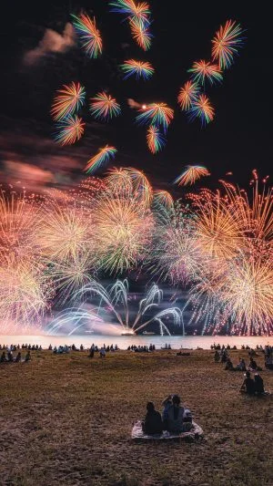 無料スマホ壁紙 きらりと光る職人技_縦N。AndroidとiPhoneに対応した4K高画質の無料待ち受け画像。三重県津市の津花火大会で撮影したフリー写真素材