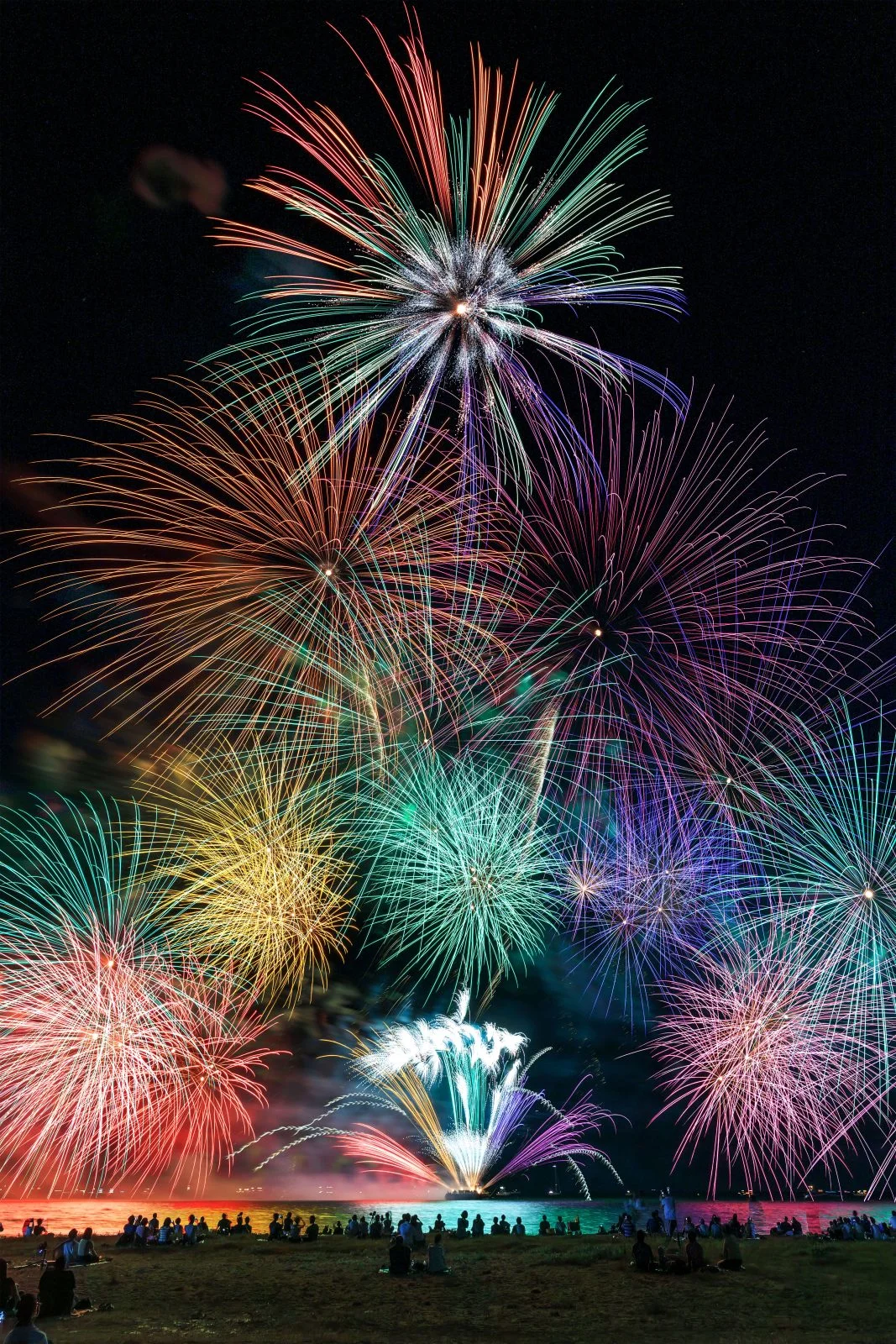 無料スマホ壁紙 虹色リラクゼーション花火。AndroidとiPhoneに対応した4K高画質の無料待ち受け画像。三重県津市の津花火大会で撮影したフリー写真素材