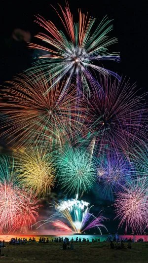 無料スマホ壁紙 虹色リラクゼーション花火。AndroidとiPhoneに対応した4K高画質の無料待ち受け画像。三重県津市の津花火大会で撮影したフリー写真素材