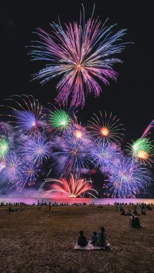 無料スマホ壁紙 光のパフォーマンス_青N。AndroidとiPhoneに対応した4K高画質の無料待ち受け画像。三重県津市の津花火大会で撮影したフリー写真素材